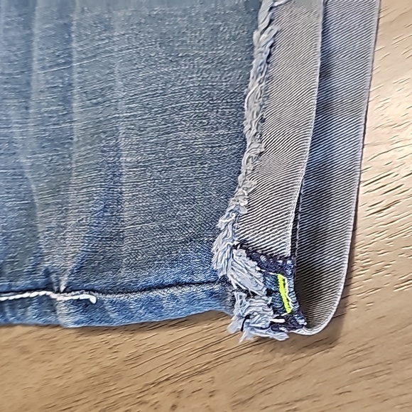 Levi's Midi Short Size 11 Lime Green and White stitching - Picture 7 of 9